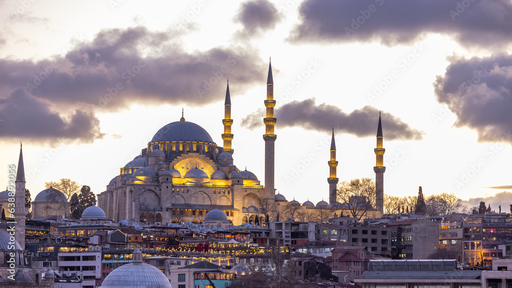 Obraz premium Suleymaniye mosque in Sultanahmet district old town of Istanbul, Turkey, Sunset in Istanbul, Turkey with Suleymaniye Mosque, Beautiful sunny view of Istanbul with old mosque in Istanbul, Turkiye.