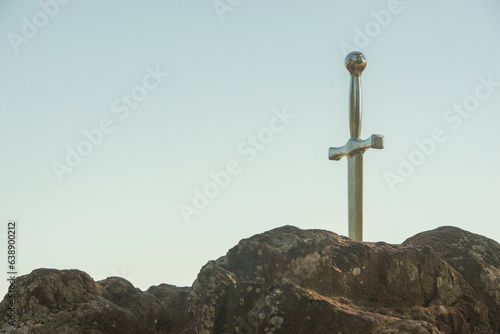 epee Excalibur plantée dans son rocher avec ciel neutre en arrière plan