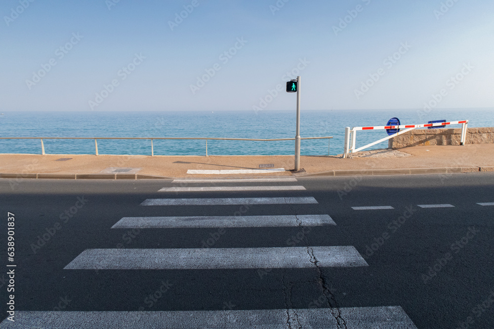 Obraz premium Pedestrian path turns green, inviting a coastal journey.