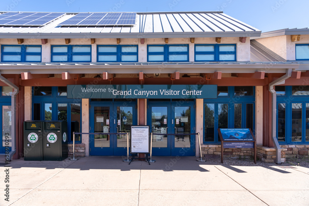 Fotka „A closed sign at front of Grand Canyon Visitor Center in Grand