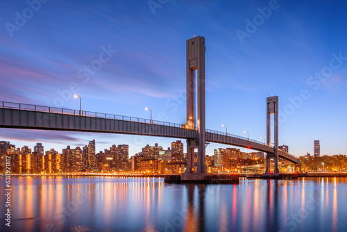 Wards Island Bridge crossing the Harlem River between Manhattan Island and Wards Island in New York City