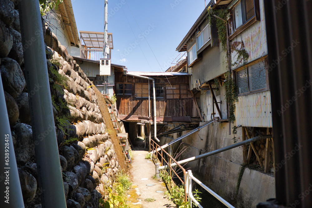 岐阜県飛騨金山のレトロな路地裏建物の筋骨めぐり