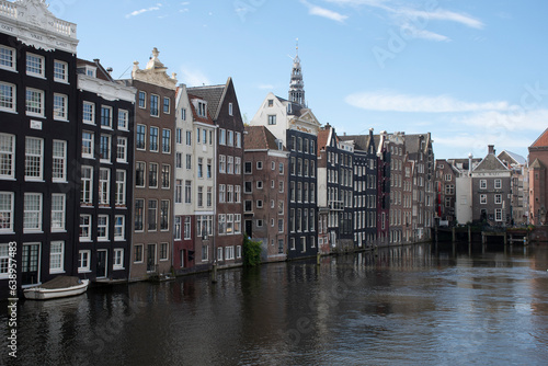 Casas junto a los canales en Amsterdam