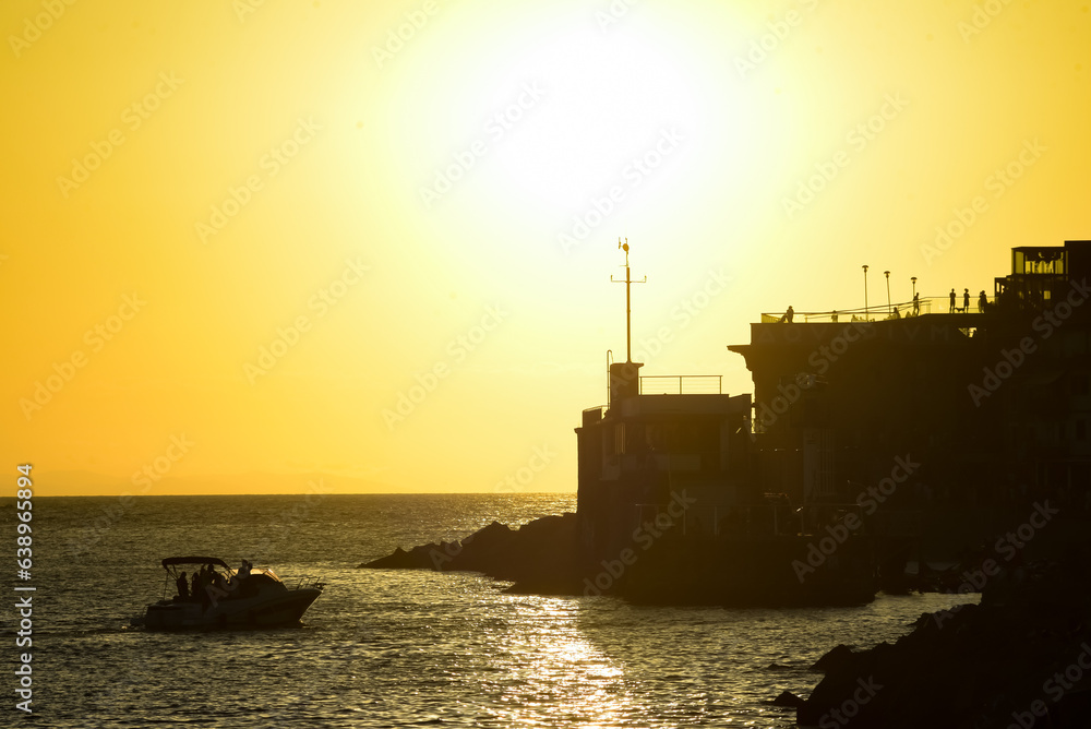 atardecer de verano en San Sebastian Donostia puerto bahia de la Concha mar barcos