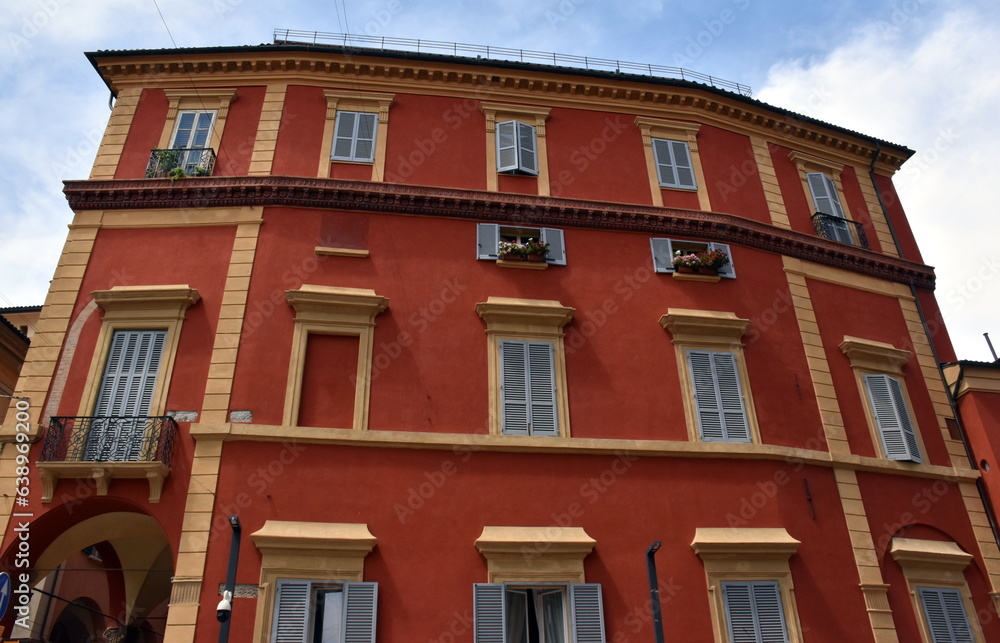 Fototapeta premium Rote Altbaufassade in der Altstadt von Bologna