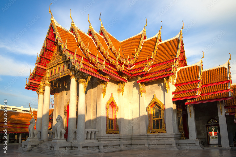 Φωτογραφία Vihara of the Buddhist temple Wat Benchamabophit (Marble Temple) in the light of the evening sun