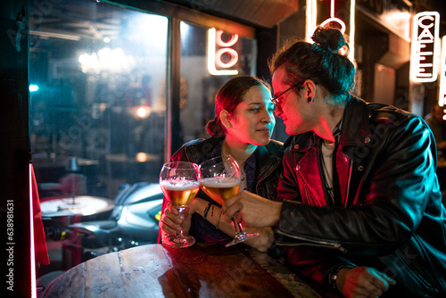 Papier peint Young caucasian couple having a beer on their date in a bar