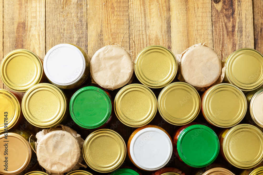 Fotografia do Stock Various types of canned vegetables in glass jars