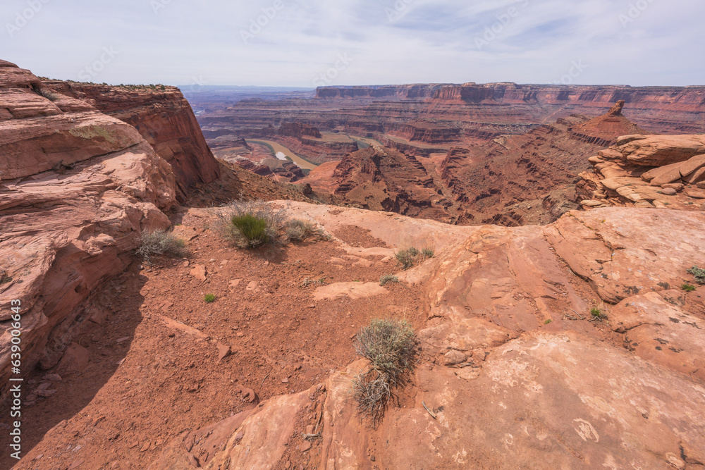 hiking the dead horse trail in dead horse point state park in utah, usa