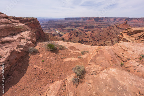 Obraz na płótnie hiking the dead horse trail in dead horse point state park in utah, usa w salonie