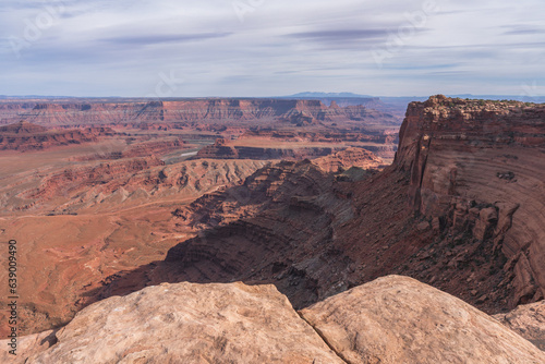 Obraz na płótnie hiking the dead horse trail in dead horse point state park in utah, usa w salonie