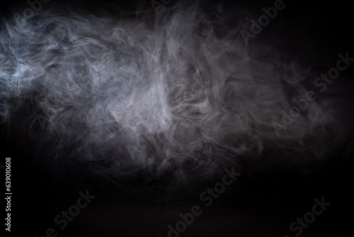 prawdziwy dym na czarnym tle jako tło do projektu