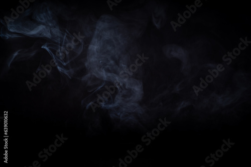 prawdziwy dym na czarnym tle jako tło do projektu