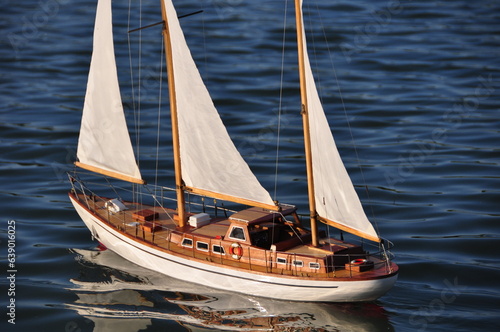 ferngesteuerter Zweimaster Modell-Segelboot im Sommer auf dem See 