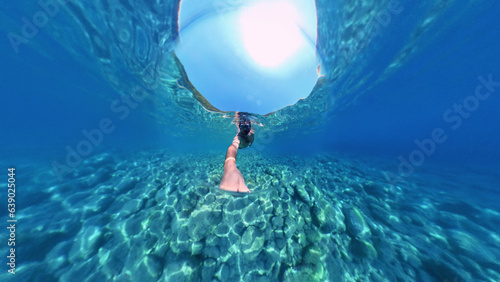 Canvas Print Man snorkeling with 360 degree underwater camera in the beautiful, crystal clear