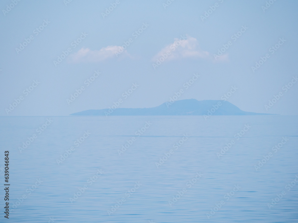 la remota isola di Ustica vista in lontananza