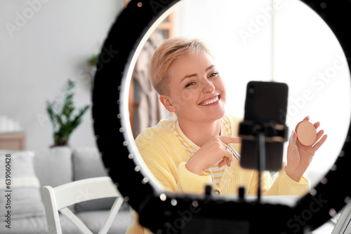 Female beauty blogger recor...