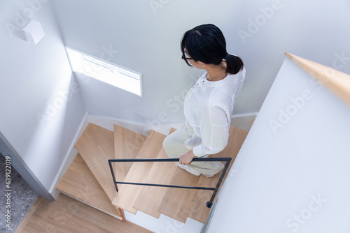Quadro su tela 階段を降りる女性　 woman climbing stairs