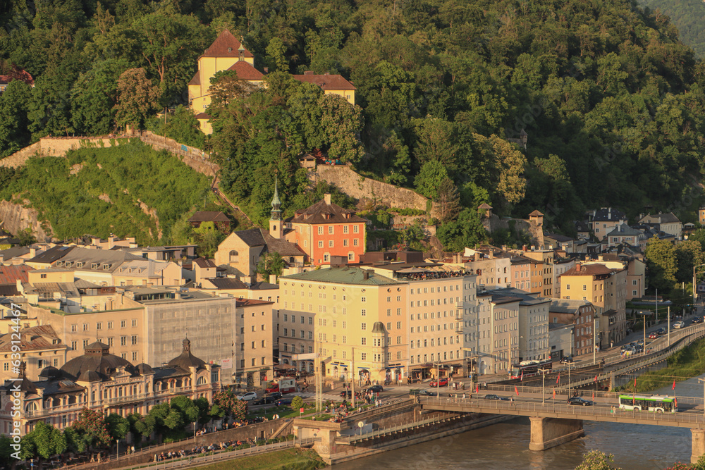 Romantisches Salzburg; Blick vom Mönchsberg auf die Rechte Altstadt am Giselakai mit Staatsbrücke und Kapuzinerkloster