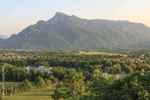 Wunderschönes Alpenvorland; Blick vom Salzburger Mönchsberg über Schloss und Park Hellbrunn auf den Untersberg (1853m)