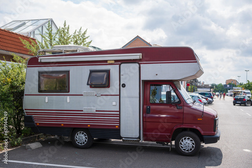 Ein Wohnmobil blockiert gleich zwei Parkplätze vor einem Einkaufcenter