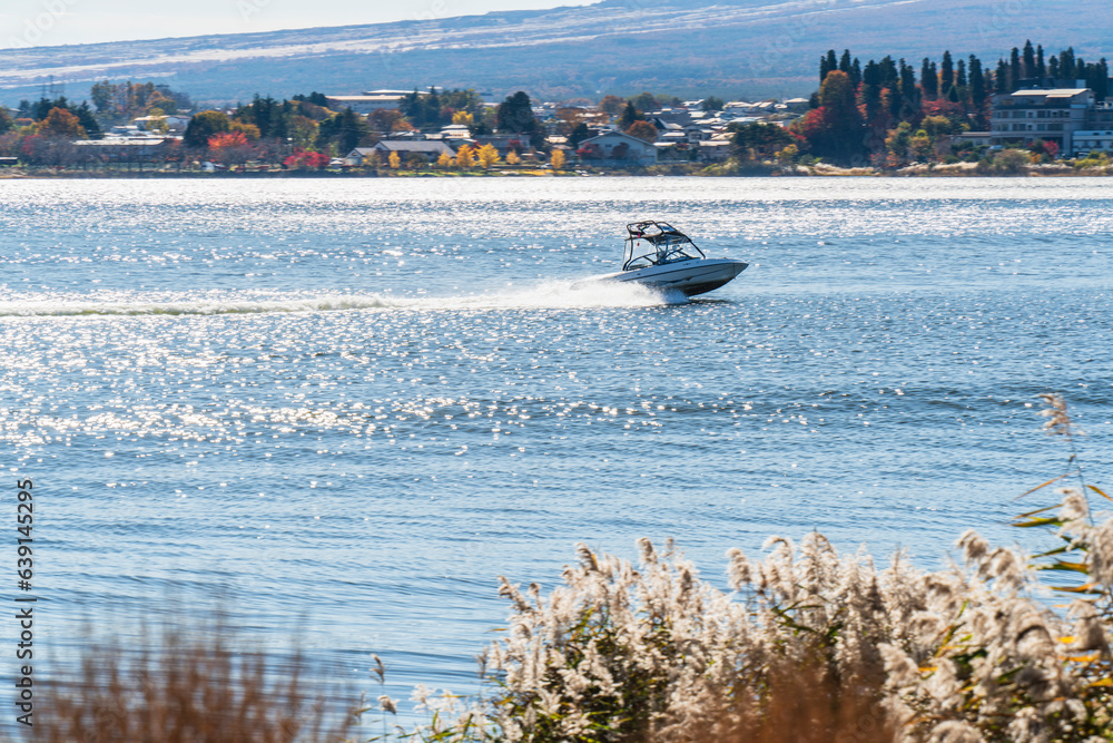 Obraz premium 河口湖を走り抜けるモーターボート【山梨県】