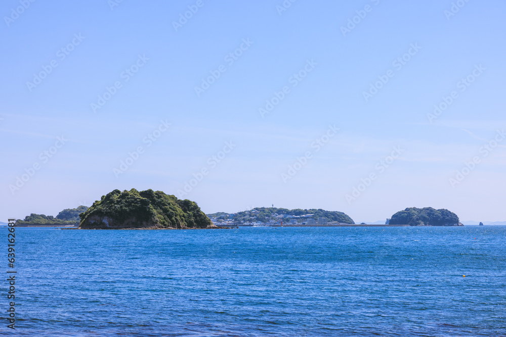 日間賀島の海岸から見た築見島と篠島　愛知県南知多町
