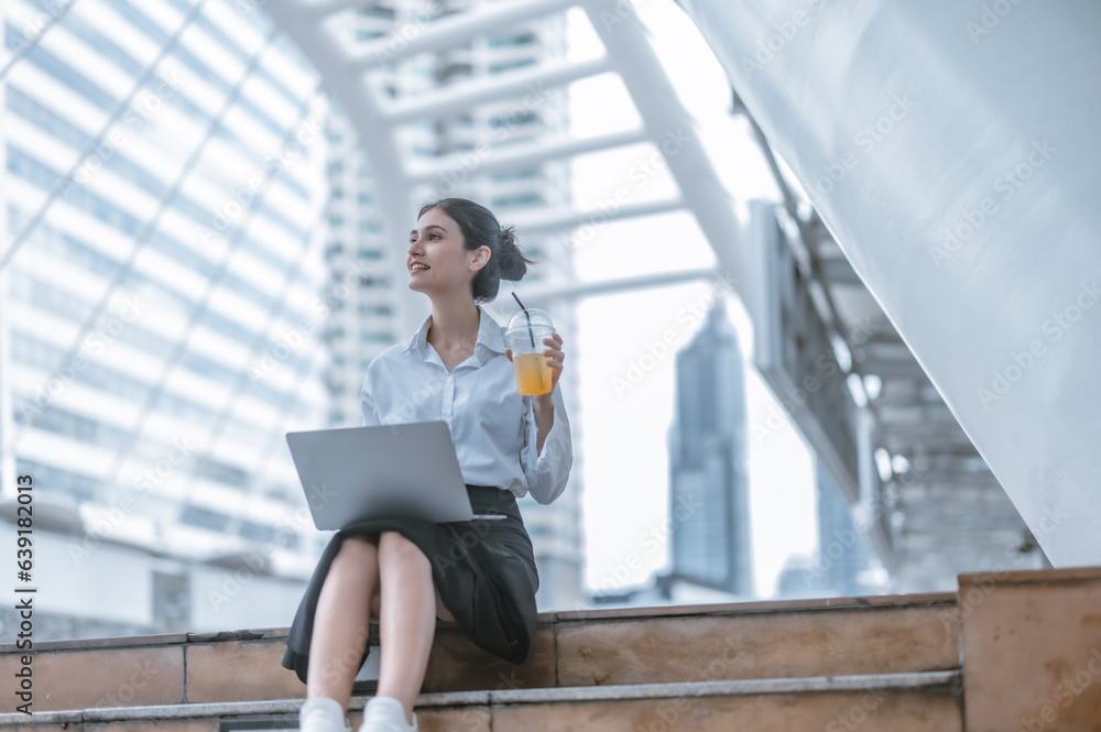 Graduate immersed in real research, hands-on learning, creative discovery, expanding horizons. Graduate immersed in real research, hands-on learning, creative discovery, expanding horizons.