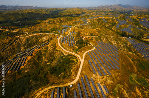 Fotografia Aerial photography of solar photovoltaic cells built on a hillside