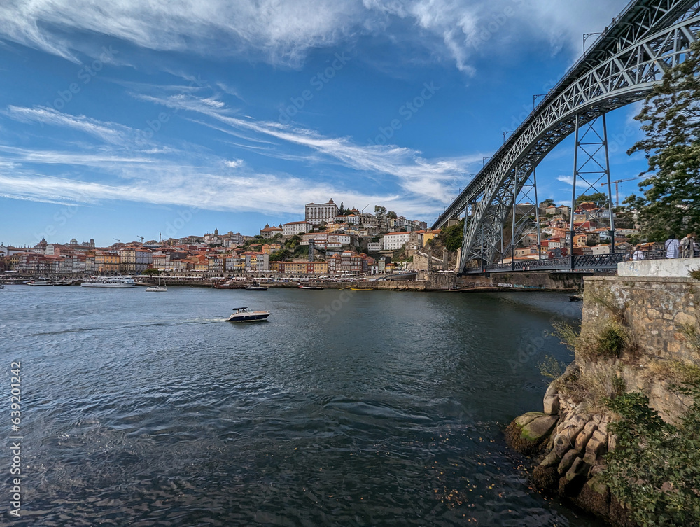 Naklejka premium Vista panorâmica sobre a Ribeira na cidade velha de Porto em Portugal com parte da ponte metálica que atravessa o rio Douro no Porto, na região da Ribeira