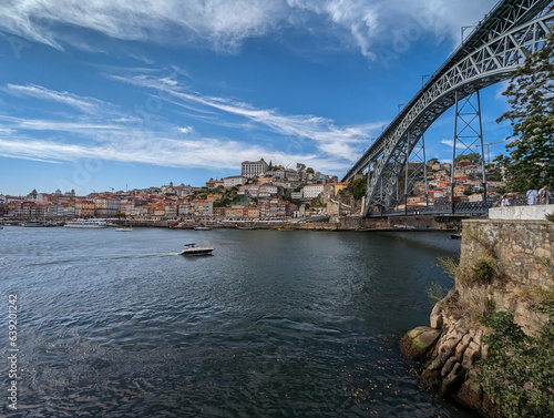 Vista panorâmica sobre a Ribeira na cidade velha de Porto em Portugal com parte da ponte metálica que atravessa o rio Douro no Porto, na região da Ribeira