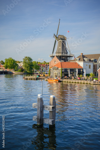 Obraz na płótnie Harlem - Cityscape with Windmill De Adriaan on Spaarne river - Netherlands w salonie