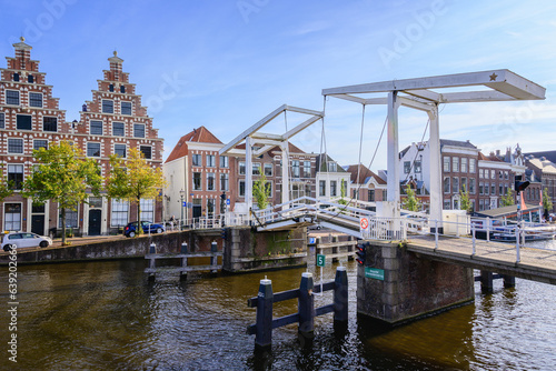 Obraz na płótnie Gravestenenbrug - Bridge on Spaarne River and Old Canal Houses in Haarlem, Netherlands w salonie