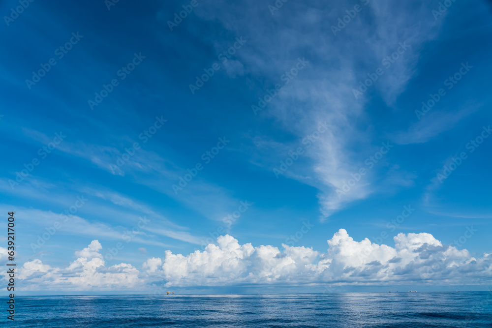 Obraz premium View of the sky and sea in the middle of the Gulf of Thailand.