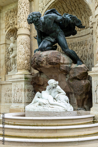Statue de la fontaine Médicis à Paris Polyphème surprenant Acis et Galathée