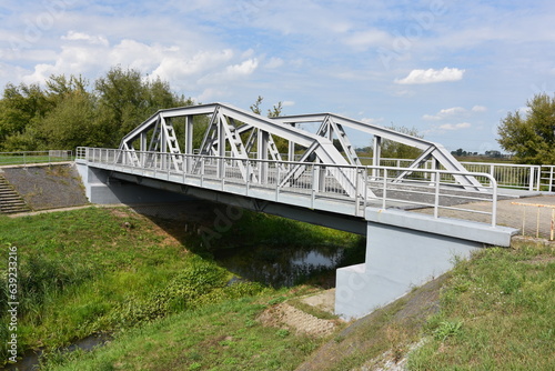 najstarszy, pierwszy na świecie drogowy most spawany wybudowany w 1929 roku w Maurzycach na rzece Słudwi koło Łowicza,