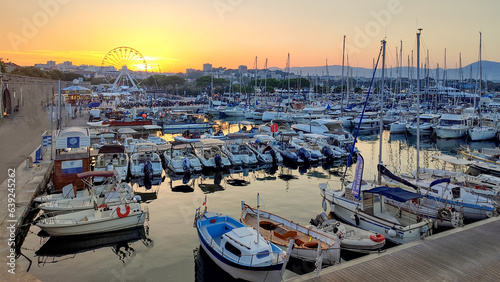 Superbe coucher de soleil sur la vieille ville d'Antibes, son port et ses remaprts photo