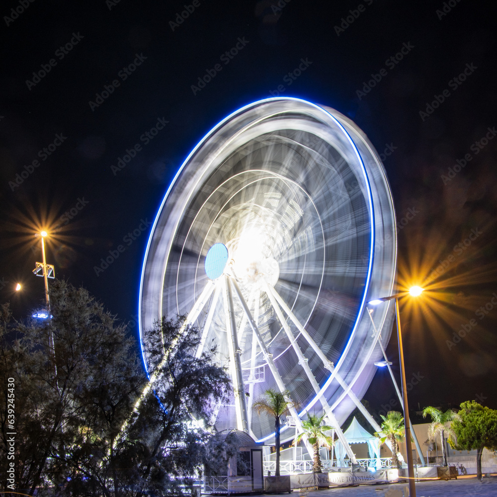 La grande roue sur le port Vauban à Antibes sur la Côte d'Azur, de nuit