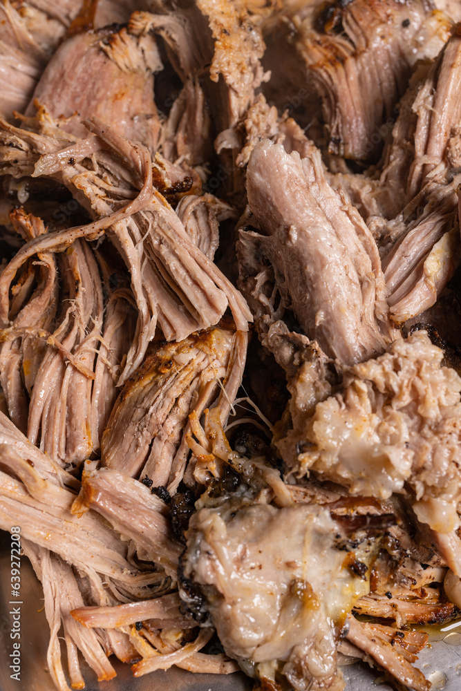 Pulled pork fatto in casa appena frantumato con le mani e pronto per essere servito Pulled pork fatto in casa appena frantumato con le mani e pronto per essere servito