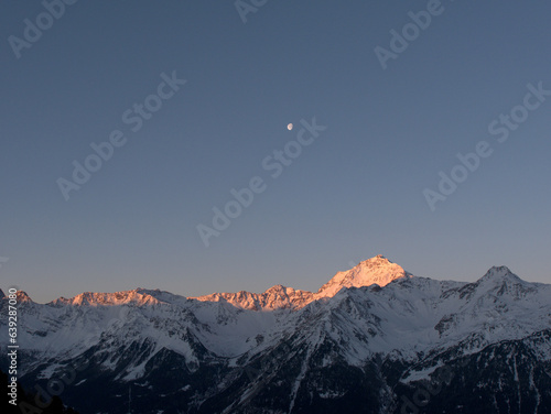 Montagne della Valtellina Alba al chiaro di luna