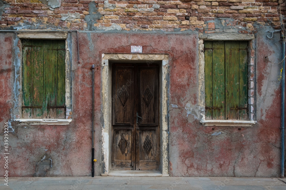 Il muro rovinato della facciata di una casa disabitata a Burano, isola della laguna di Venezia