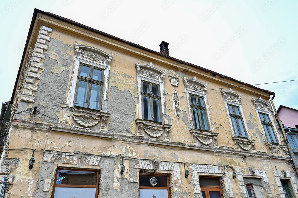 Altes baufälliges Haus mit heruntergekommener Fassade und Fenstern in Abrud, Siebenbürgen, Rumänien