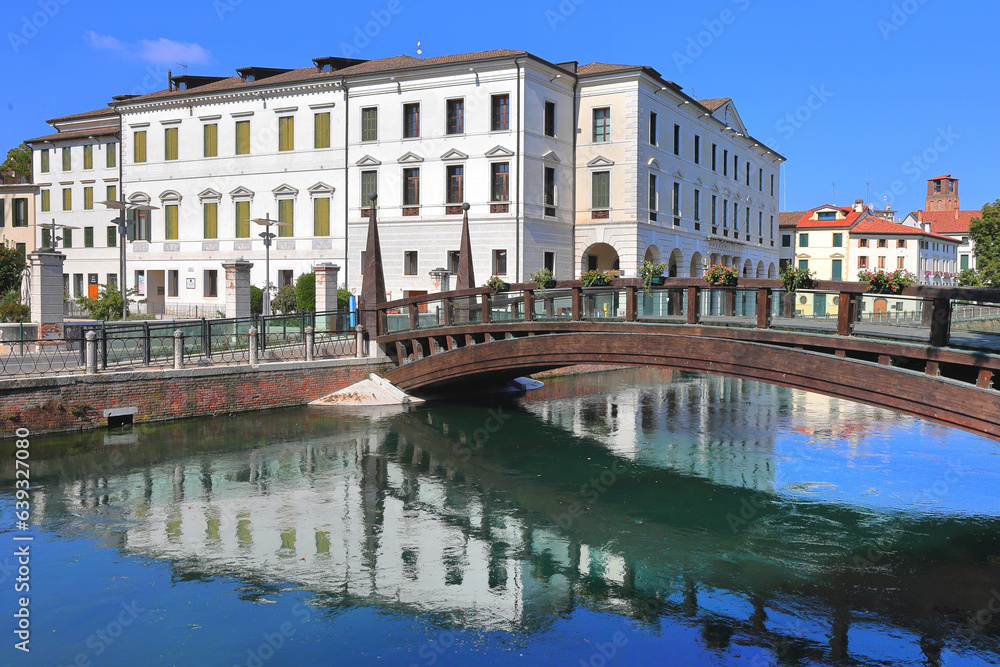 EDIFICIO STORICO E PONTE DI LEGNO CON RIFLESSI SULL'ACQUA, HISTORICAL BUILDING AND WOODEN BRIDGE WITH REFLECTIONS ON THE WATER 