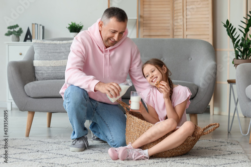 Happy father and daughter s...