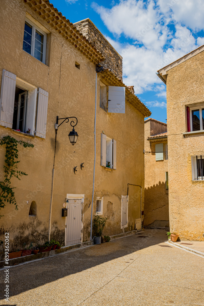 Dans le village de Venasque Dans le village de Venasque