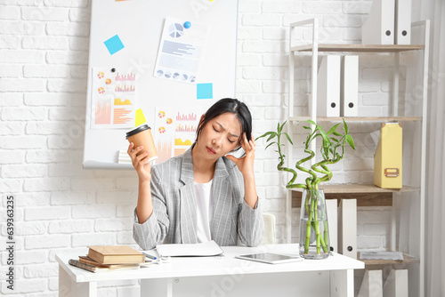 Tired Asian businesswoman w...