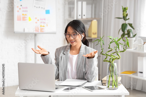 Young Asian businesswoman w...