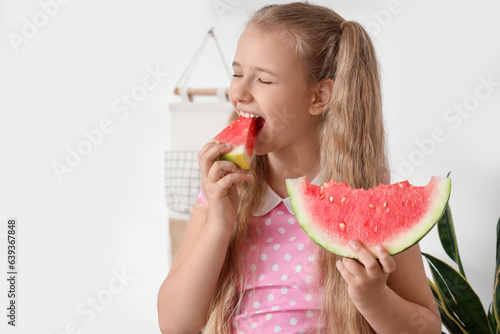 Little girl eating fresh wa...