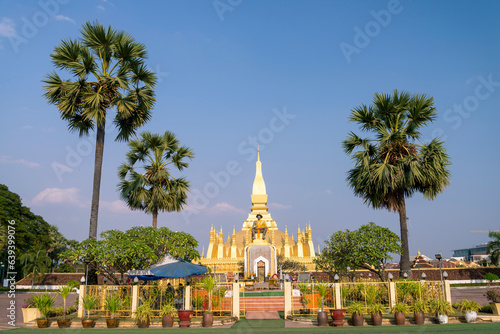 Fotografija Pha That Luang,'Great Stupa' gold-covered large Buddhist stupa in the centre of the city of Vientiane, Laos,South east Asia