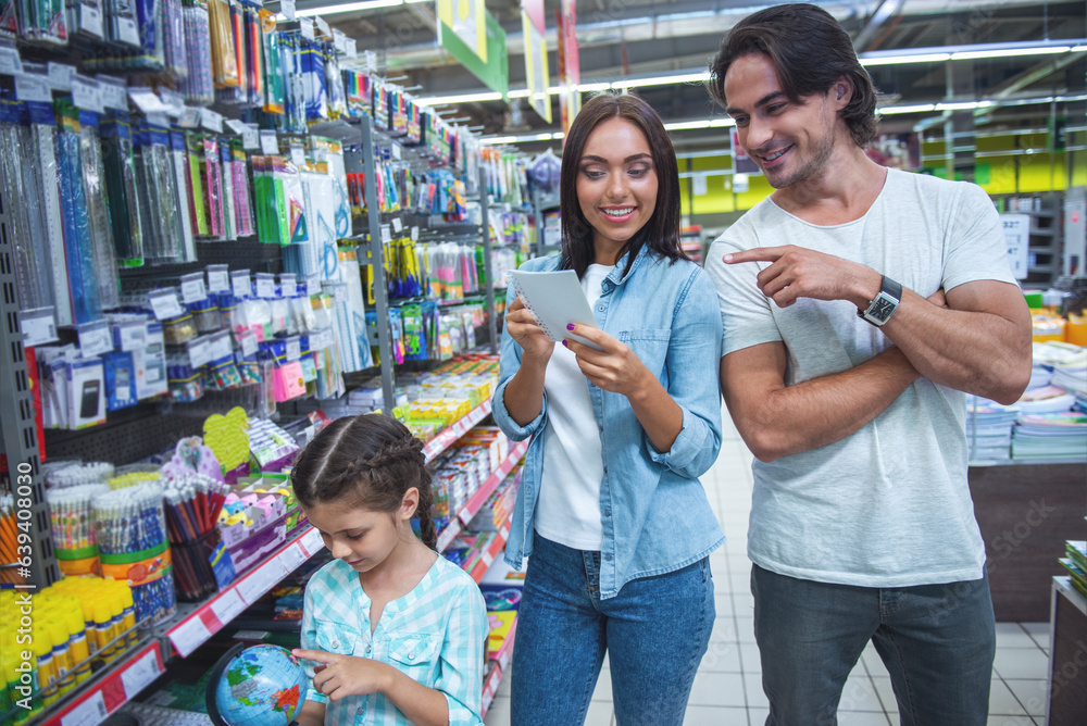 Obraz premium Family in the supermarket